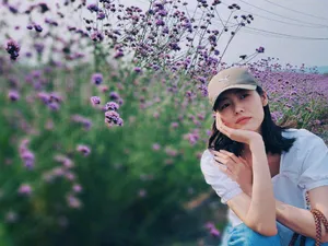刘雯清爽花海写真图片_4