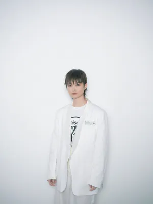 李宇春白色西服酷帅写真图片