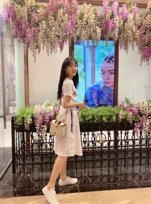宣璐白裙轻甜俏皮街拍图片_4