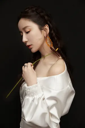 娄艺潇白裙性感元气写真图片_3