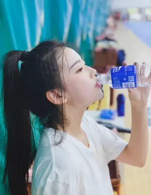 元气少女左卓运动照图片