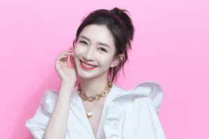 江疏影白裙优雅写真图片