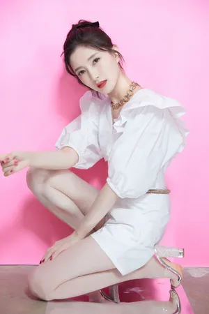 江疏影白裙优雅写真图片_4