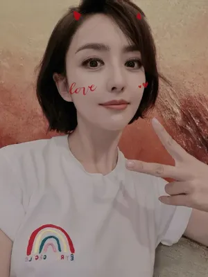 佟丽娅剪刀手俏皮自拍照图片_2