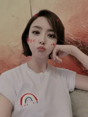 佟丽娅剪刀手俏皮自拍照图片_3