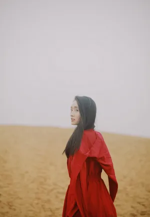 马茜红色长裙唯美写真