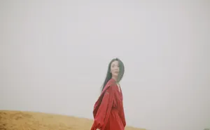 马茜红色长裙唯美写真