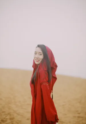 马茜红色长裙唯美写真_4