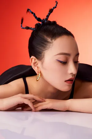 黄灿灿蓝色鱼骨辫个性写真图片