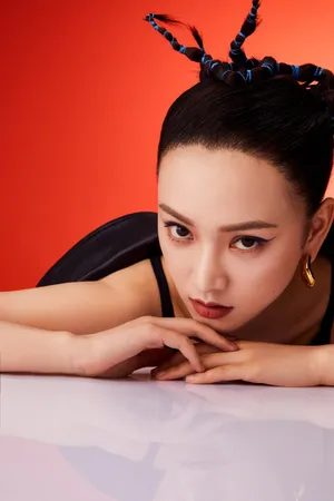 黄灿灿蓝色鱼骨辫个性写真图片_2