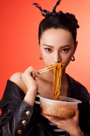 黄灿灿蓝色鱼骨辫个性写真图片_3