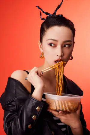 黄灿灿蓝色鱼骨辫个性写真图片_4