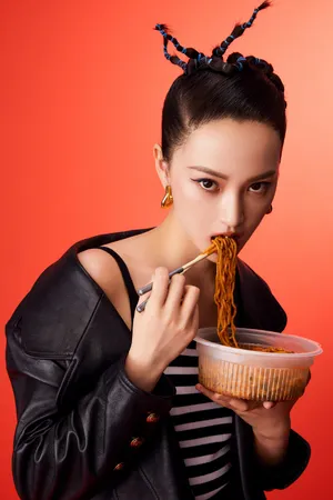 黄灿灿蓝色鱼骨辫个性写真图片_5