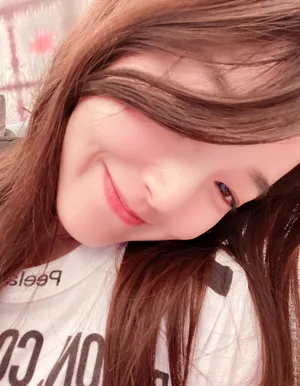 张佳宁甜美俏皮自拍图片_2