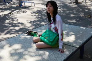 王悦伊性感美腿街拍图片_8