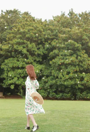 李艺彤田园风优雅写真图片_1