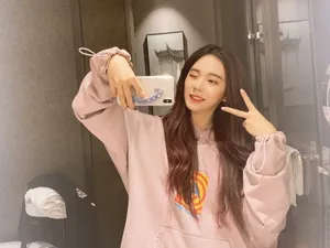 紫宁红发私服自拍照图片
