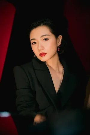 万茜黑裙甜酷魅力写真图片