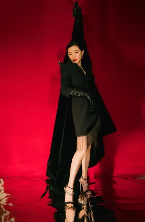 万茜黑裙甜酷魅力写真图片