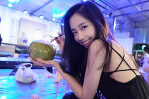 王艺瑾清新甜美生活照图片_2