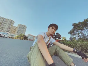 刘奕畅休闲运动街拍图片