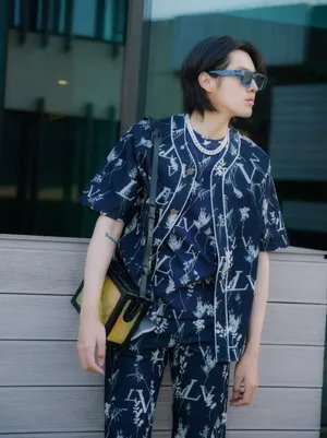 吴亦凡墨镜休闲街拍照图片_1