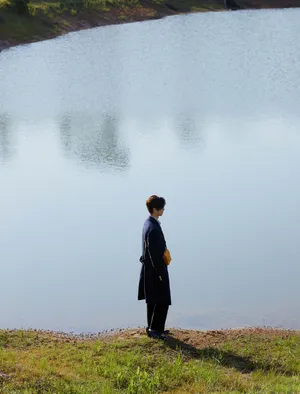 鹿晗西装侧颜湖畔写真花絮图片