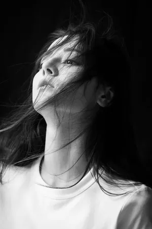迪丽热巴白衫甜美写真图片_2