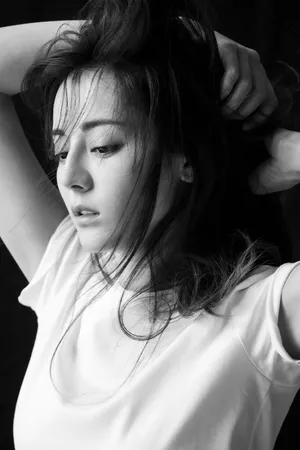 迪丽热巴白衫甜美写真图片_4