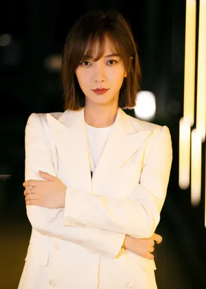 王珞丹白色西装甜酷写真图片