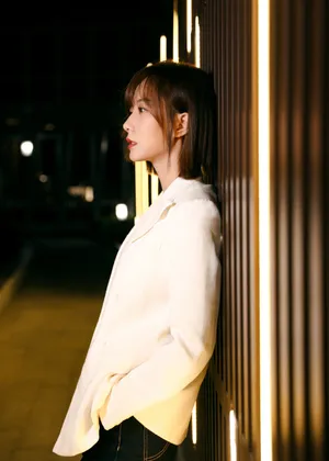 王珞丹白色西装甜酷写真图片_2