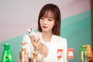王珞丹白色西装甜酷写真图片_5