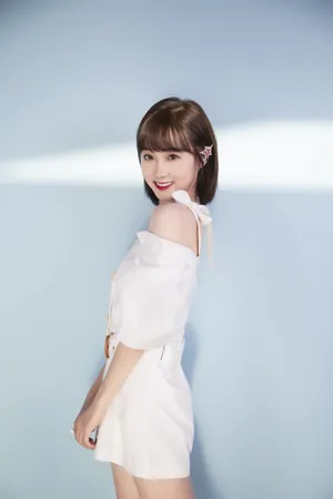 李子璇清新俏皮白裙写真图片