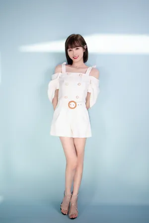 李子璇清新俏皮白裙写真图片_3