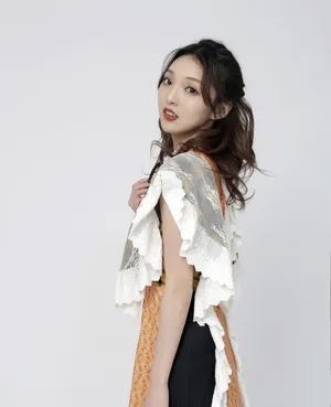 强东玥格纹裙优雅写真图片_4