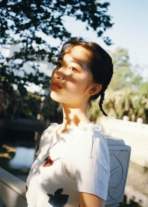 邓恩熙印花裙清秀写真图片