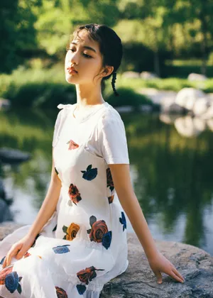 邓恩熙印花裙清秀写真图片