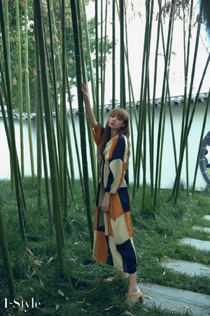 麦迪娜色块拼接长裙写真图片_2