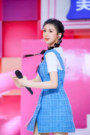 于扬子舞台照图片