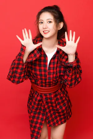 于扬子红黑格子裙甜美写真