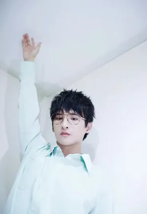 张远纯白套装生日写真图片_6