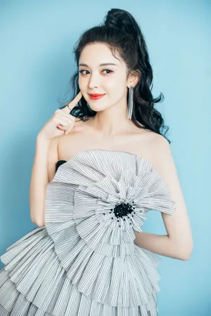古力娜扎卷发时尚性感写真图片