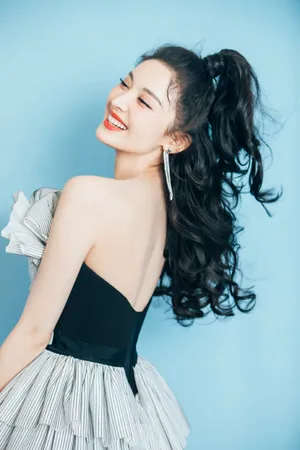 古力娜扎卷发时尚性感写真图片_2