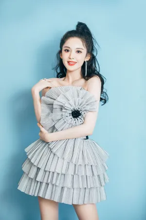 古力娜扎卷发时尚性感写真图片_3