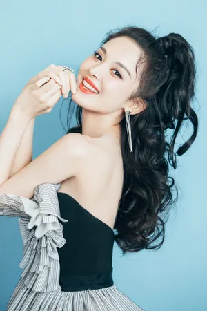 古力娜扎卷发时尚性感写真图片_4