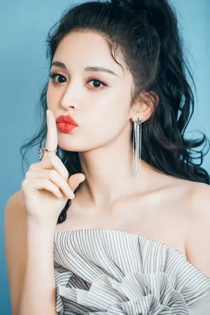 古力娜扎卷发时尚性感写真图片_6