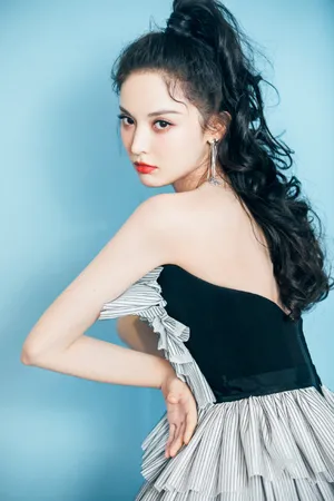 古力娜扎卷发时尚性感写真图片_7
