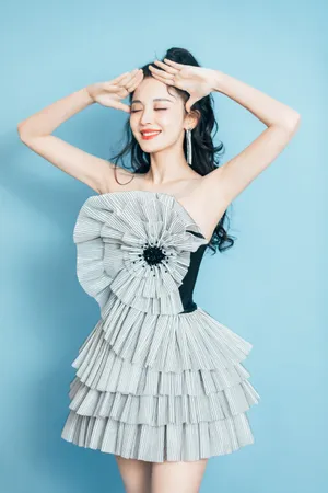 古力娜扎卷发时尚性感写真图片_8