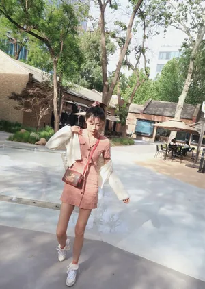 李斯羽粉色连衣裙甜美街拍图片