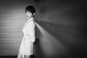 张嘉倪西装裙性感黑白写真图片_4